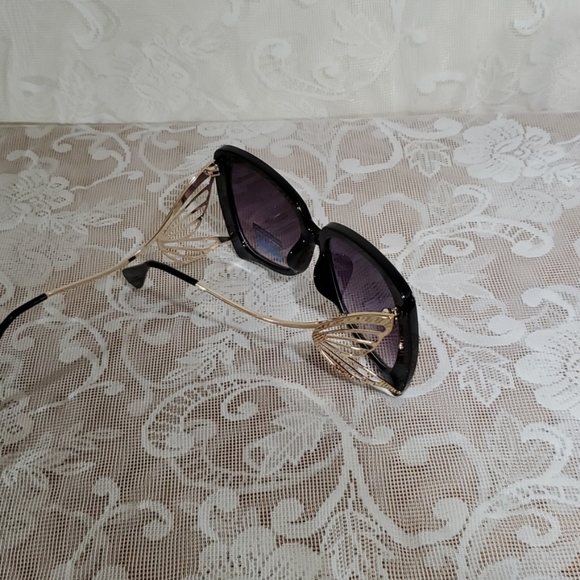 Sunglasses 🕶 - Picture 2 of 2